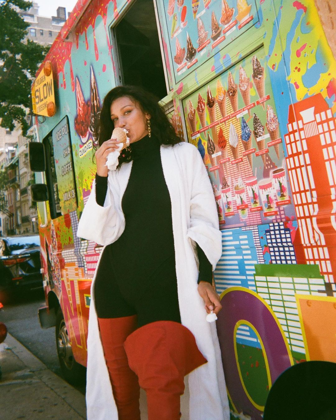 Нереально красивая: Белла Хадид покорила сеть точеной фигурой в откровенном наряде