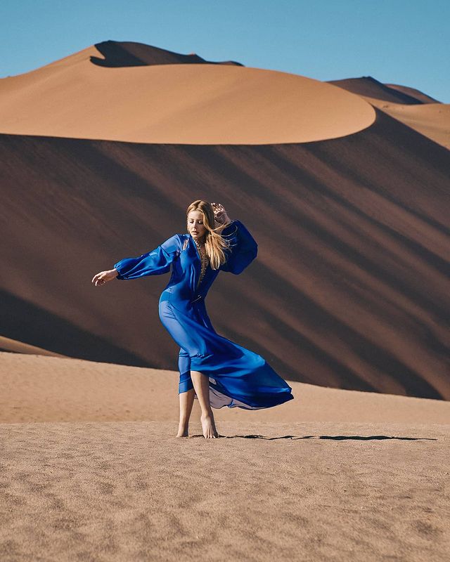 Стала намного счастливее: Кароль в полностью прозрачном платье среди песков ошарашила признанием