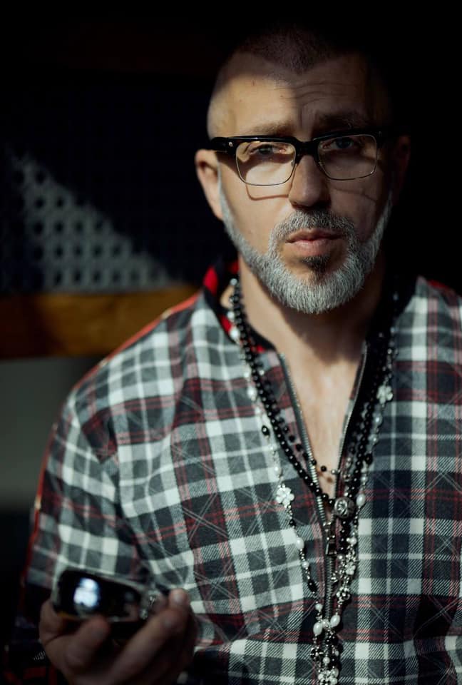 Відомий співак оголосив війну українському телеканалу: руки геть від моєї родини!