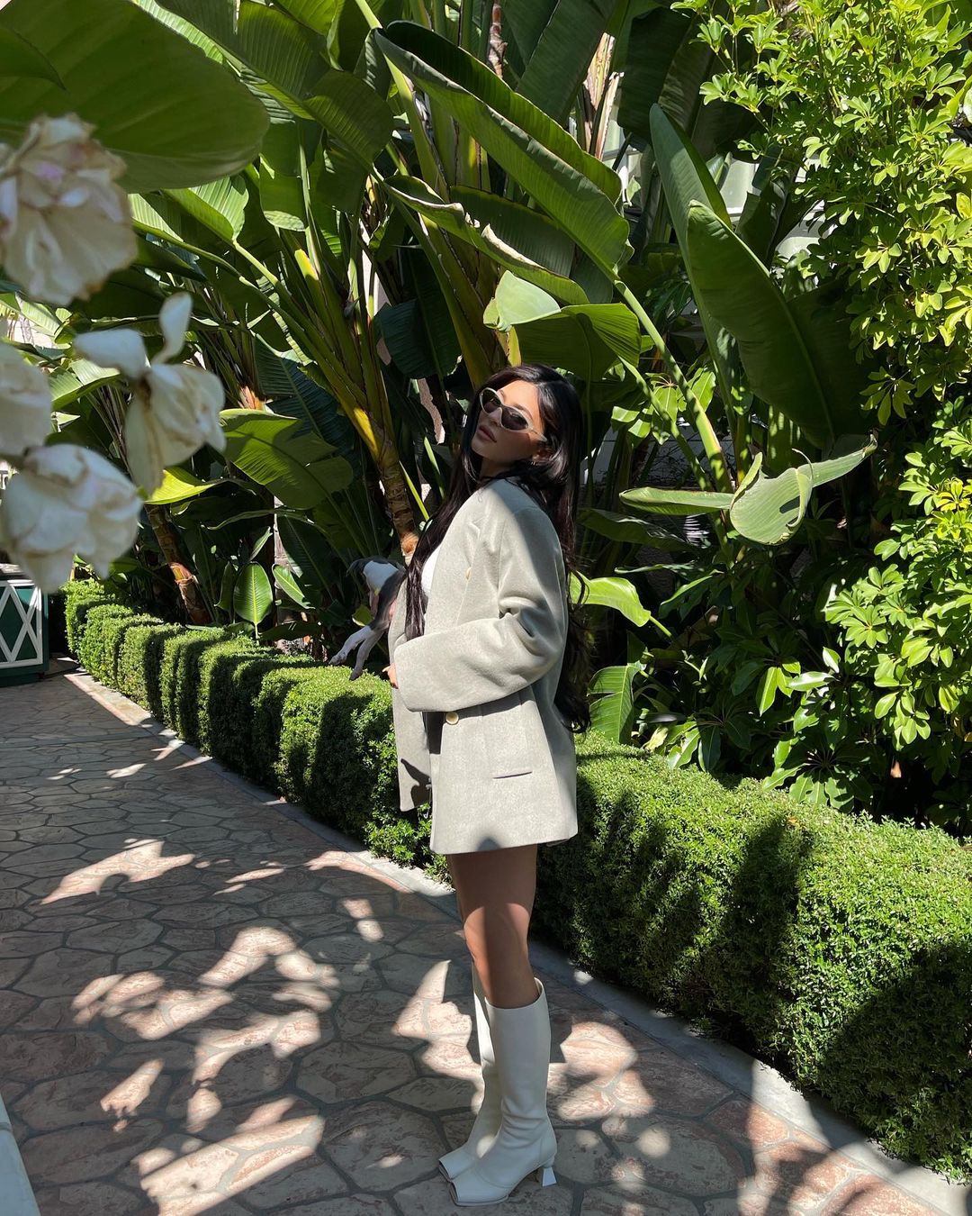 Мини-шорты и пиджак-оверсайз: Кайли Дженнер демонстрирует стройную фигуру в стильном наряде