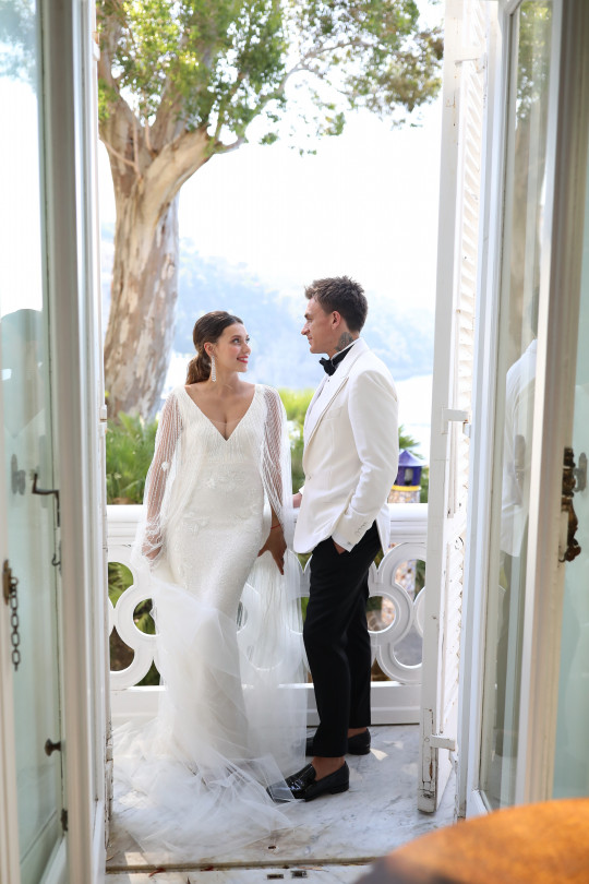 У сукні зі шлейфом і глибоким декольте: перші фото з весілля Тодоренко і Топалова