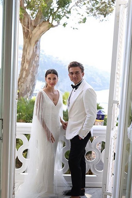 У сукні зі шлейфом і глибоким декольте: перші фото з весілля Тодоренко і Топалова