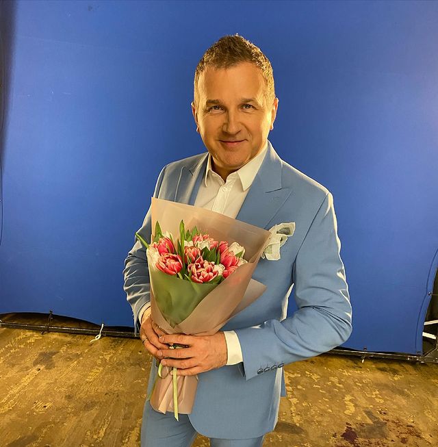 Тільки спробуйте бути не щасливими! Зіркові чоловіки оригінально привітали українок з 8 березня