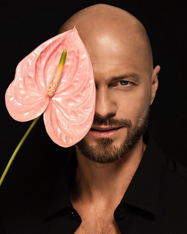 Тільки спробуйте бути не щасливими! Зіркові чоловіки оригінально привітали українок з 8 березня