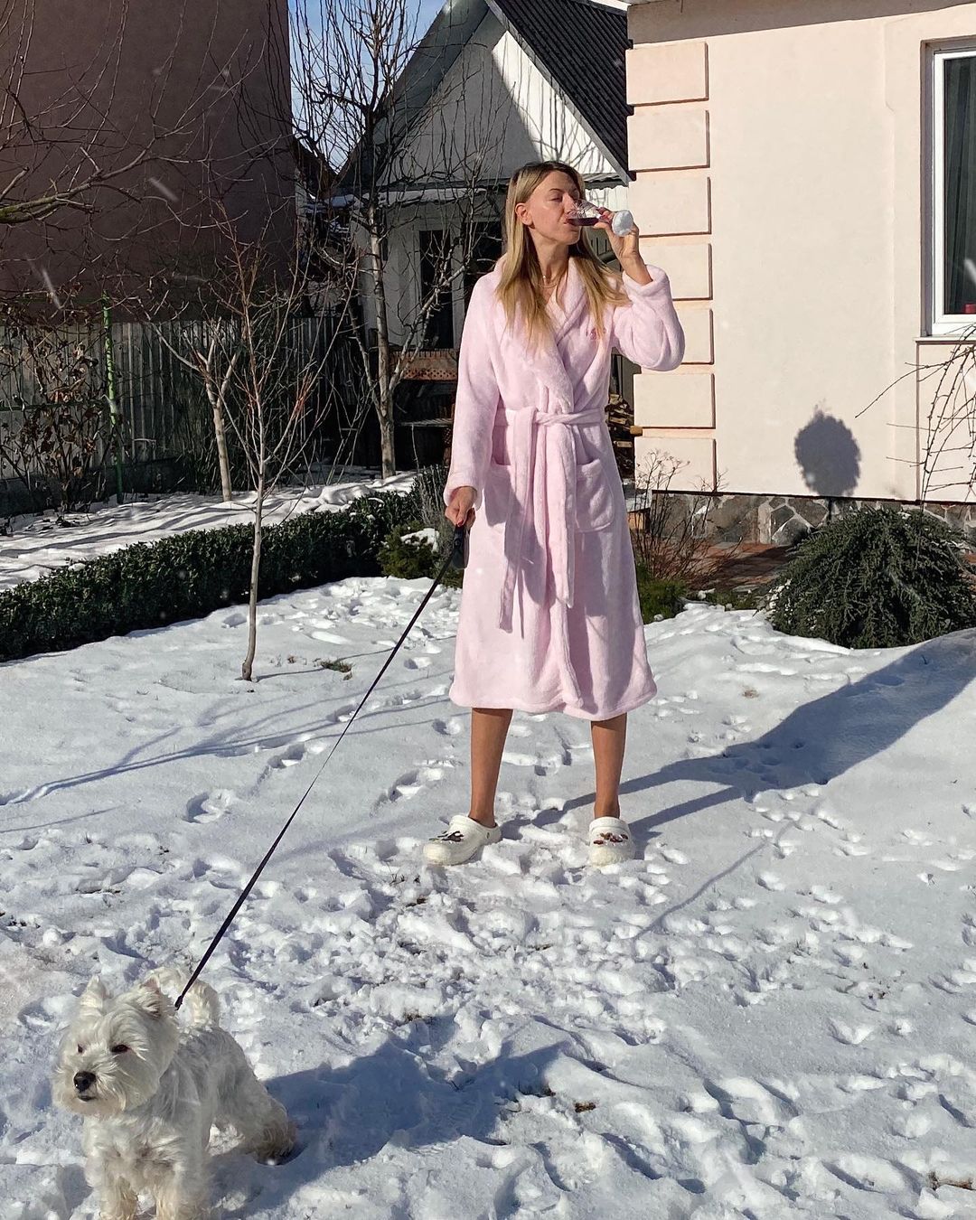 В халаті на снігу: Леся Нікітюк показала "наслідки" святкування 8 березня