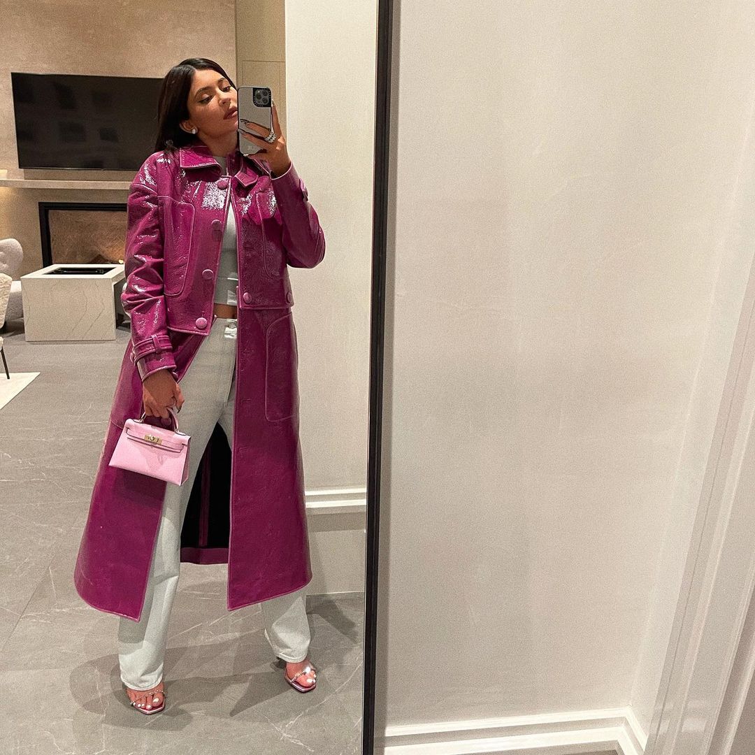 Бездоганна: Кайлі Дженнер показала, як носити самий наймодніший плащ цієї весни