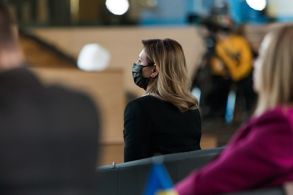 Зеленская в элегантном образе рассказала о моде и украинских дизайнерах