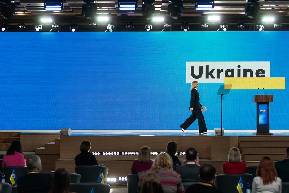Зеленская в элегантном образе рассказала о моде и украинских дизайнерах