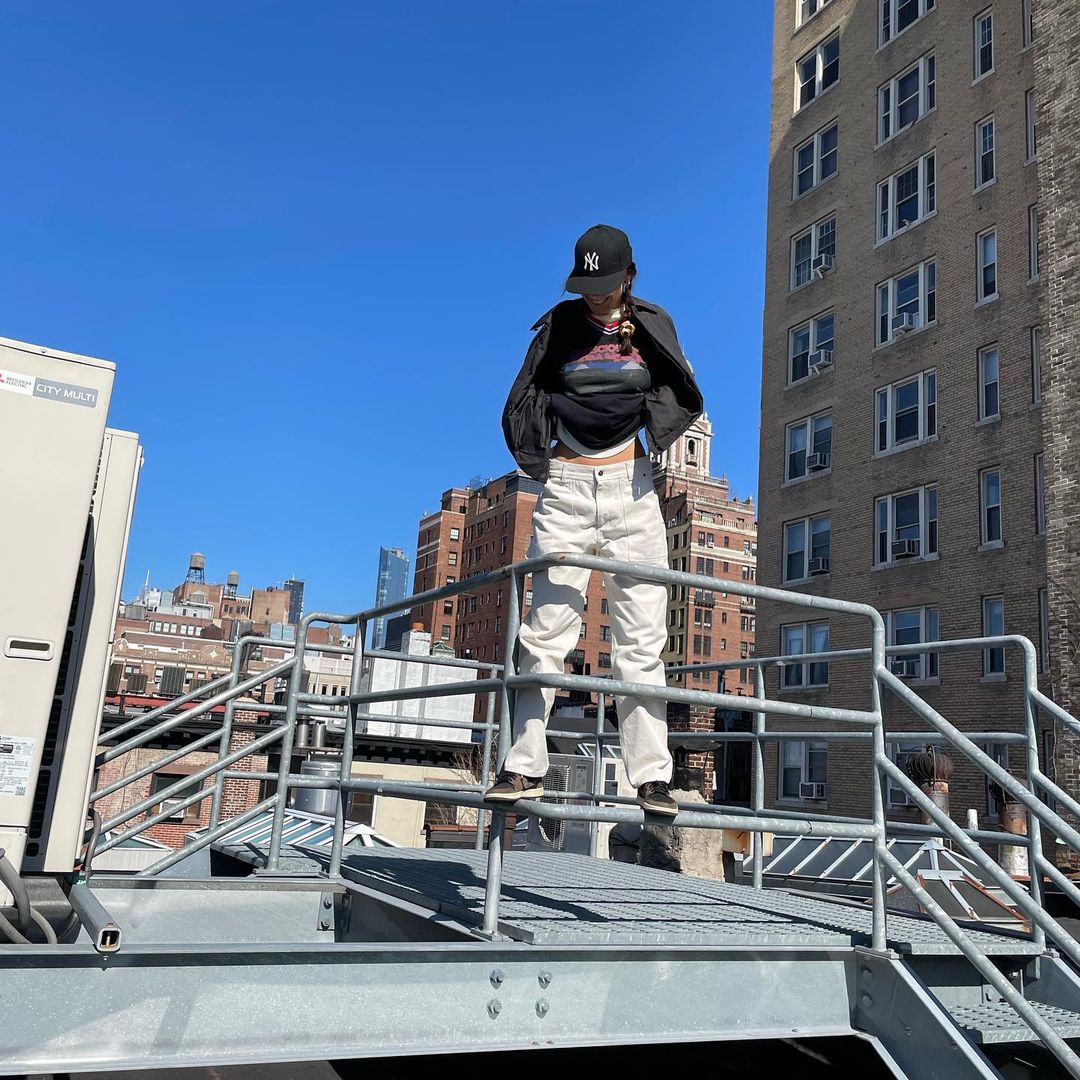 Спортивна мала: Белла Хадід похвалилася ідеальним пресом в стильному образі