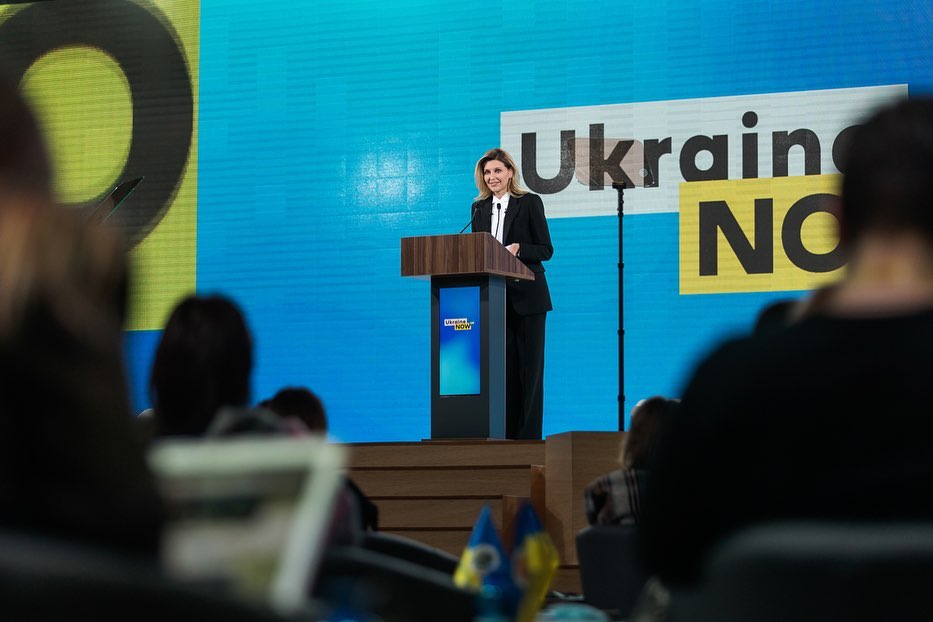 Зеленская в элегантном образе рассказала о моде и украинских дизайнерах
