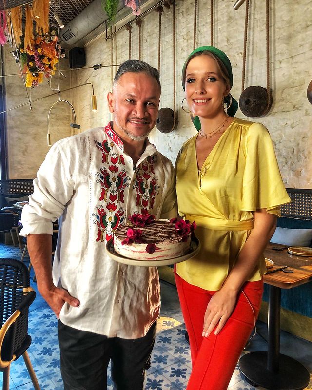 Яскравіше сонця: Катя Осадча в соковитому образі здивувала незвичайною стравою до Масляної