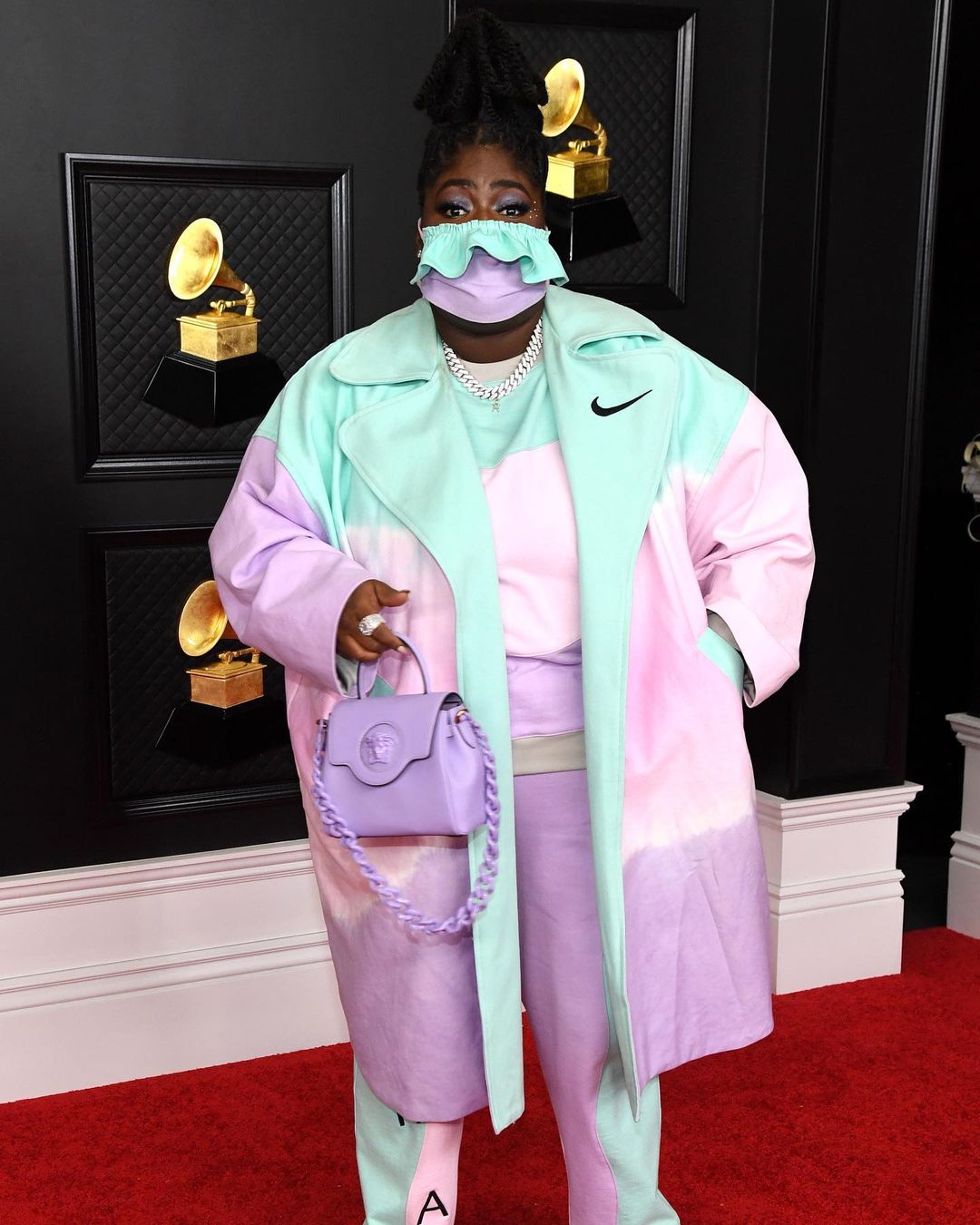 Грэмми 2021: самые яркие и самые нелепые наряды на красной дорожке