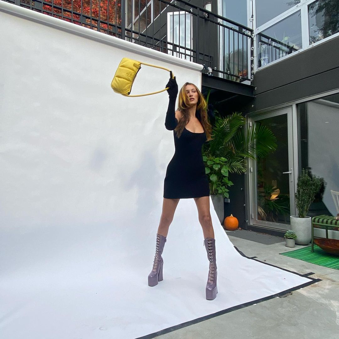 Стильно и просто: Белла Хадид демонстрирует, как носить маленькое черное платье