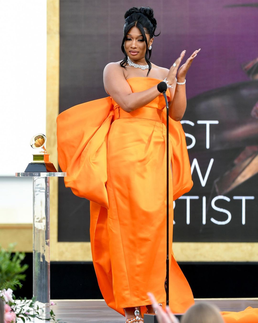 Грэмми 2021: самые яркие и самые нелепые наряды на красной дорожке