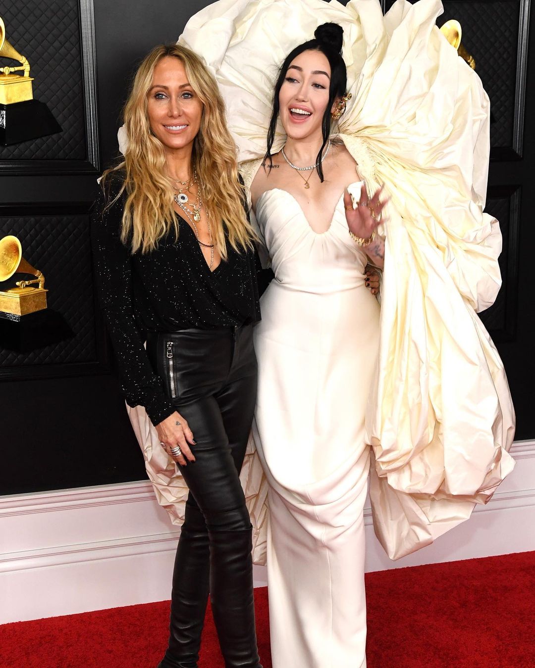 Грэмми 2021: самые яркие и самые нелепые наряды на красной дорожке