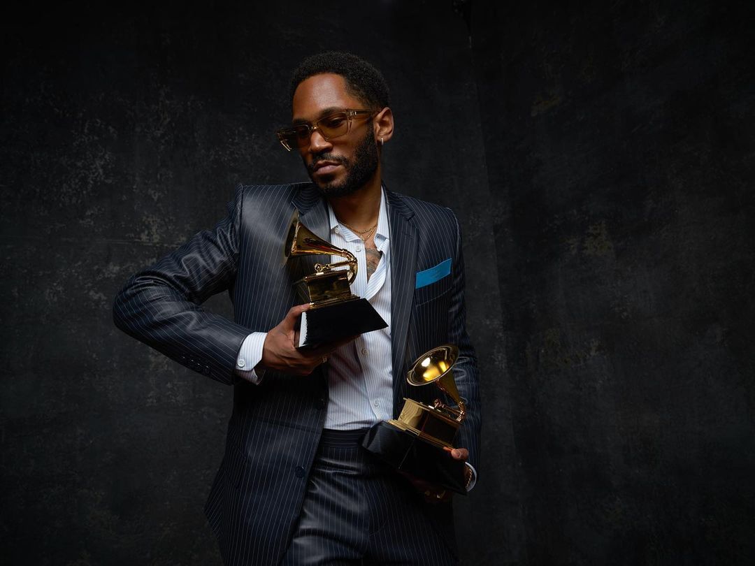 5 самых стильных мужских образов на премии Грэмми 2021