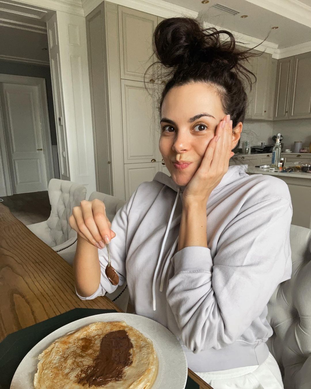 Иногда можно: Настя Каменских без макияжа показала, как нарушает диету