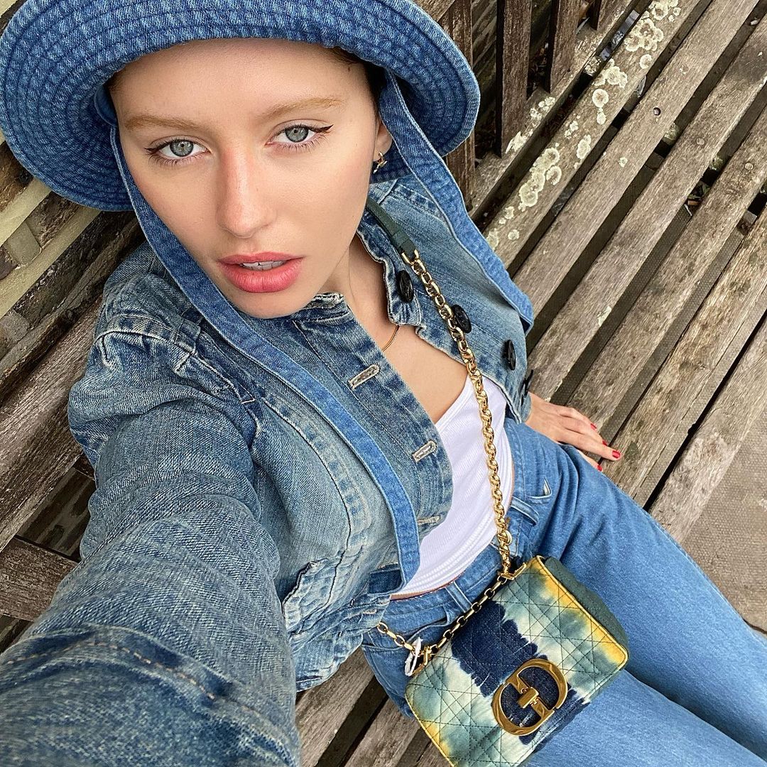 Total denim в моде: Айрис Лоу показала, как стильно сочетать несколько джинсовых вещей