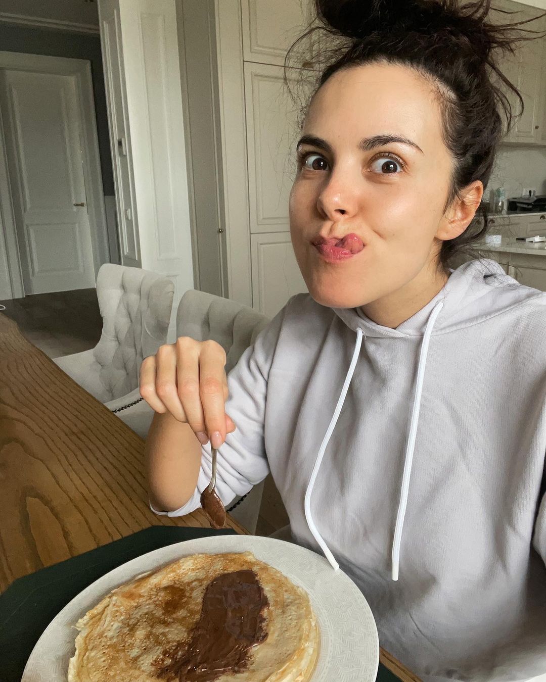 Иногда можно: Настя Каменских без макияжа показала, как нарушает диету