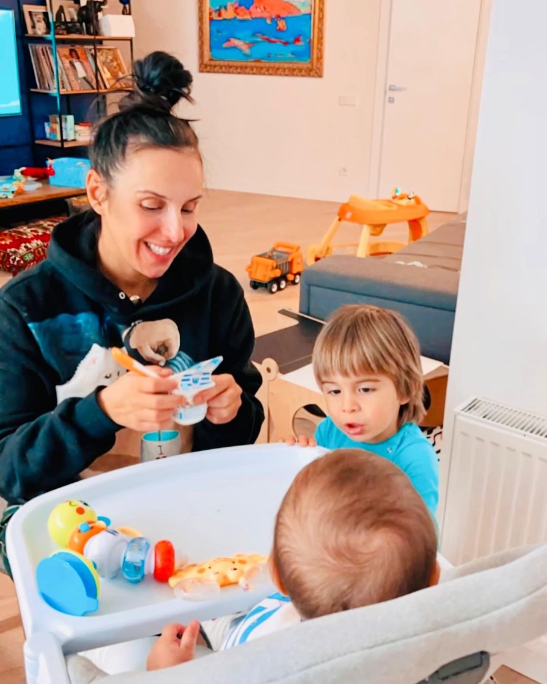 Неймовірно милі: Джамала без макіяжу зворушила домашніми фото з синочками