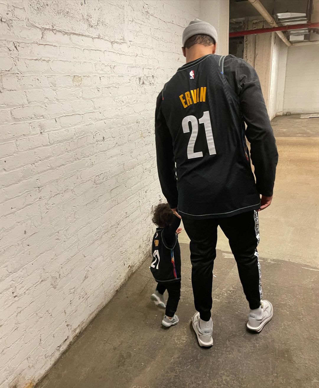 Це занадто мило: Ешлі Грем показала рідкісні фото однорічного сина і чоловіка з відпочинку