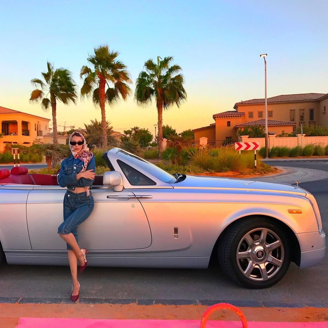 Идеально на весну: Белла Хадид похвасталась точеной фигурой в стильном джинсовом костюме