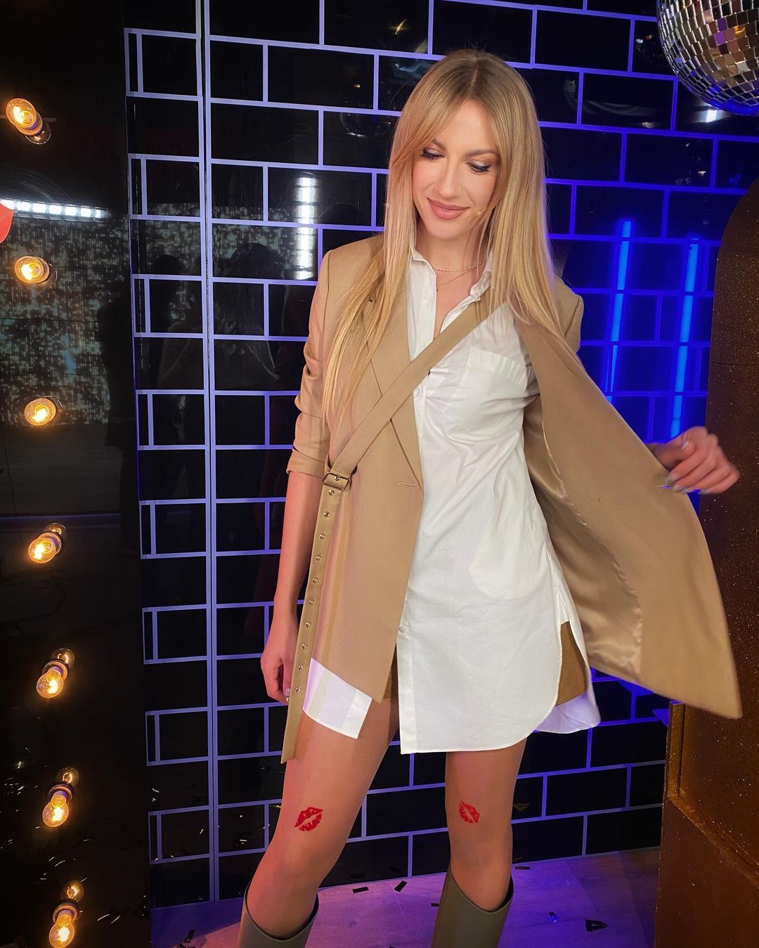 Бомба! Леся Никитюк в необычных колготках похвасталась трендовым луком