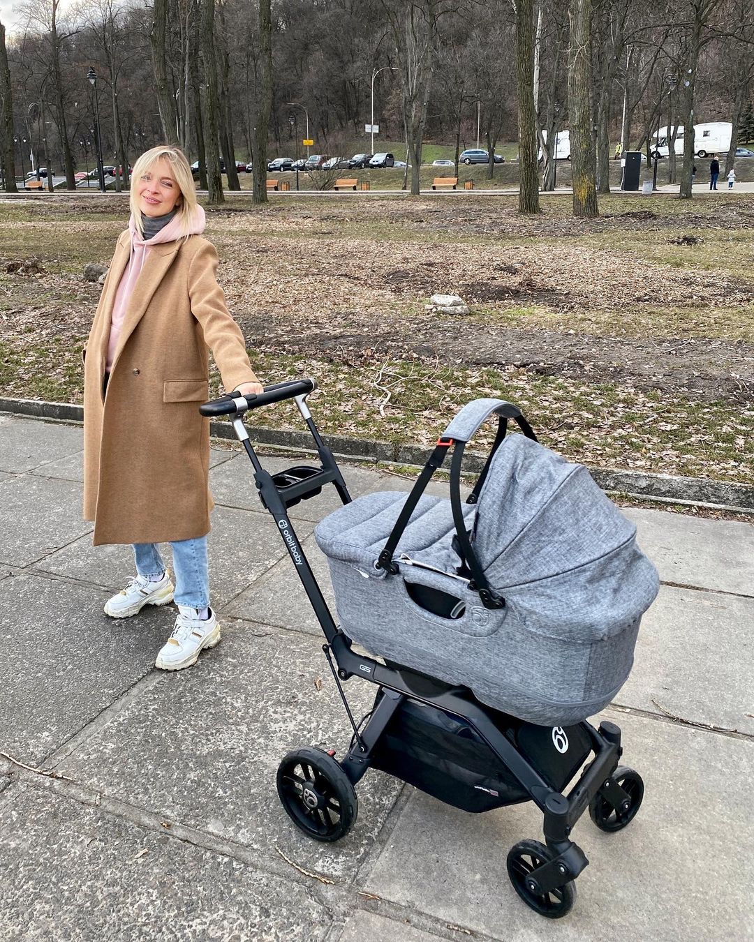 Еще красивее стала: Василиса Фролова показала первую прогулку с новорожденным сыном
