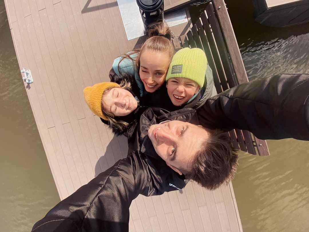 Крутая компашка: Мишина с Эллертом и детьми показала, как выглядит весеннее счастье