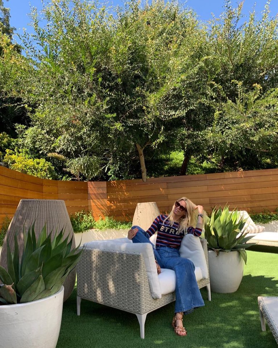 Ультрамодні джинси і смугастий джемпер: 50-річна Клаудія Шиффер блиснула досконалою фігурою в стильному образі