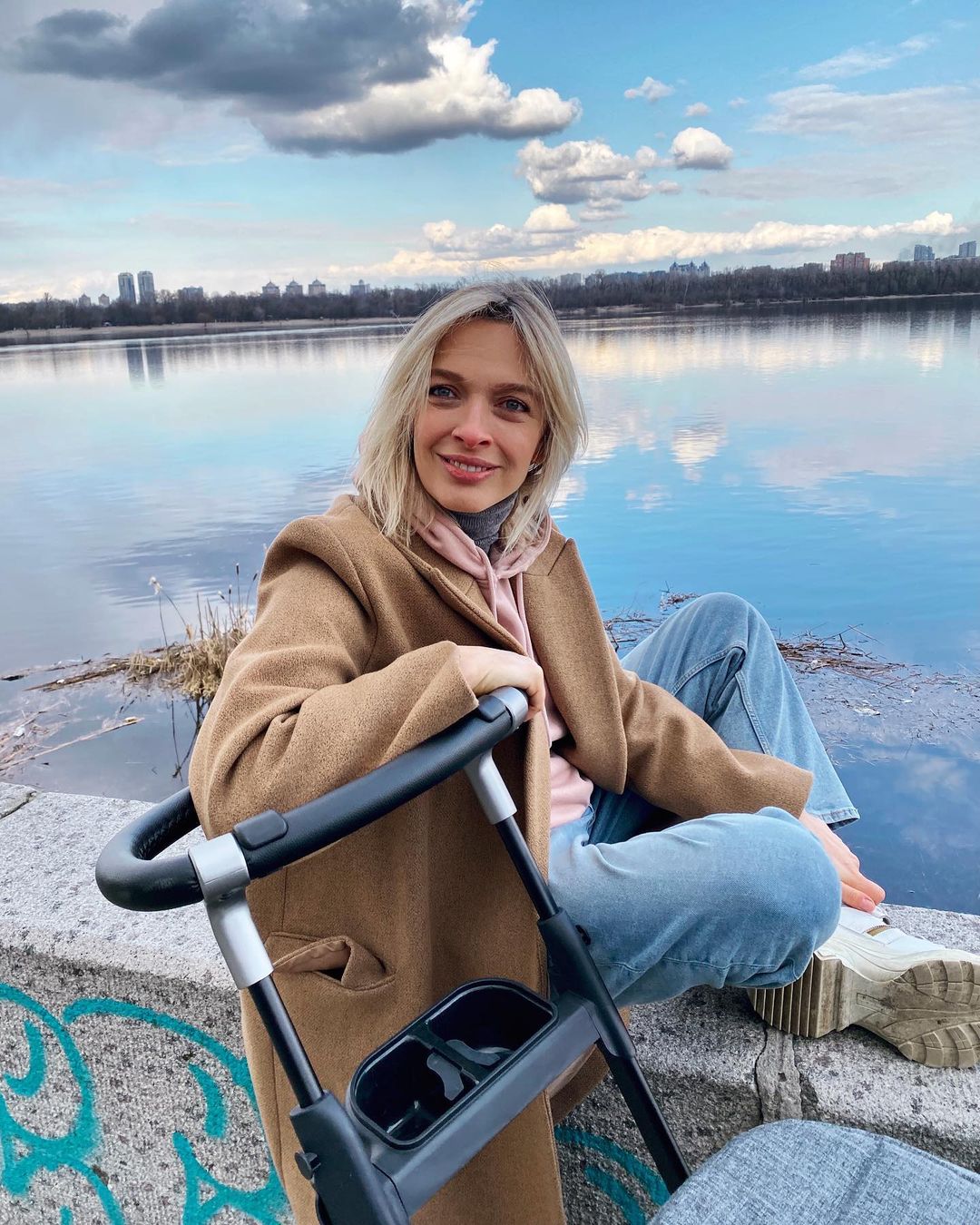 Еще красивее стала: Василиса Фролова показала первую прогулку с новорожденным сыном