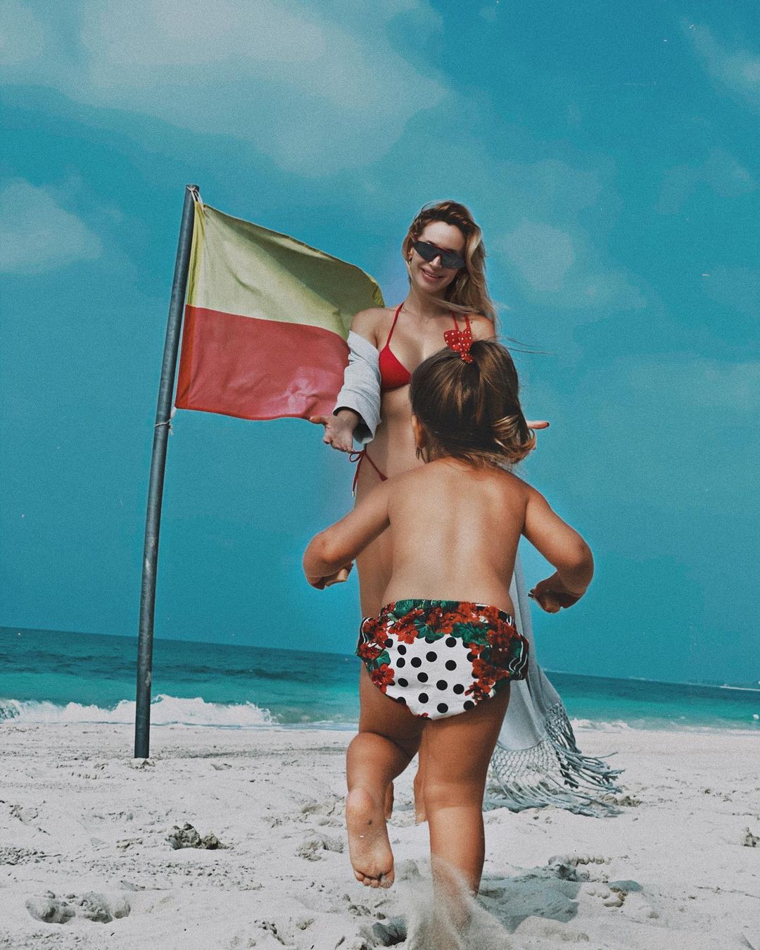 Це любов! Світлана Лобода в бікіні показала дочок