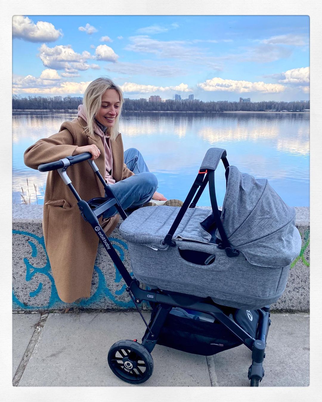 Еще красивее стала: Василиса Фролова показала первую прогулку с новорожденным сыном