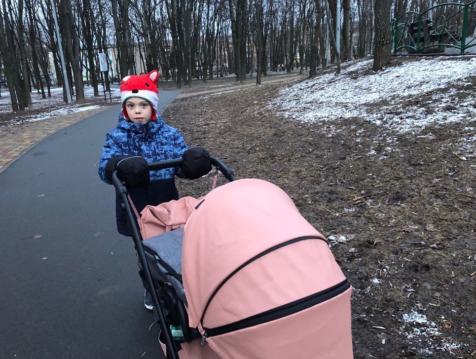 Такие милые! Alyosha очаровала сеть фото с прогулки с детьми