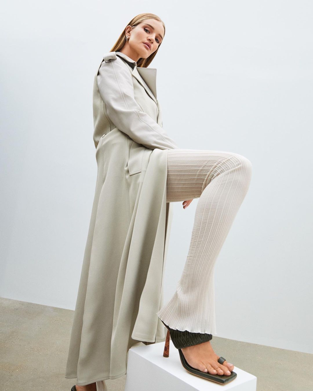 Як виглядати жіночно і сексуально: стиліст розкрила секрети Роузі Хантінгтон-Уайтлі