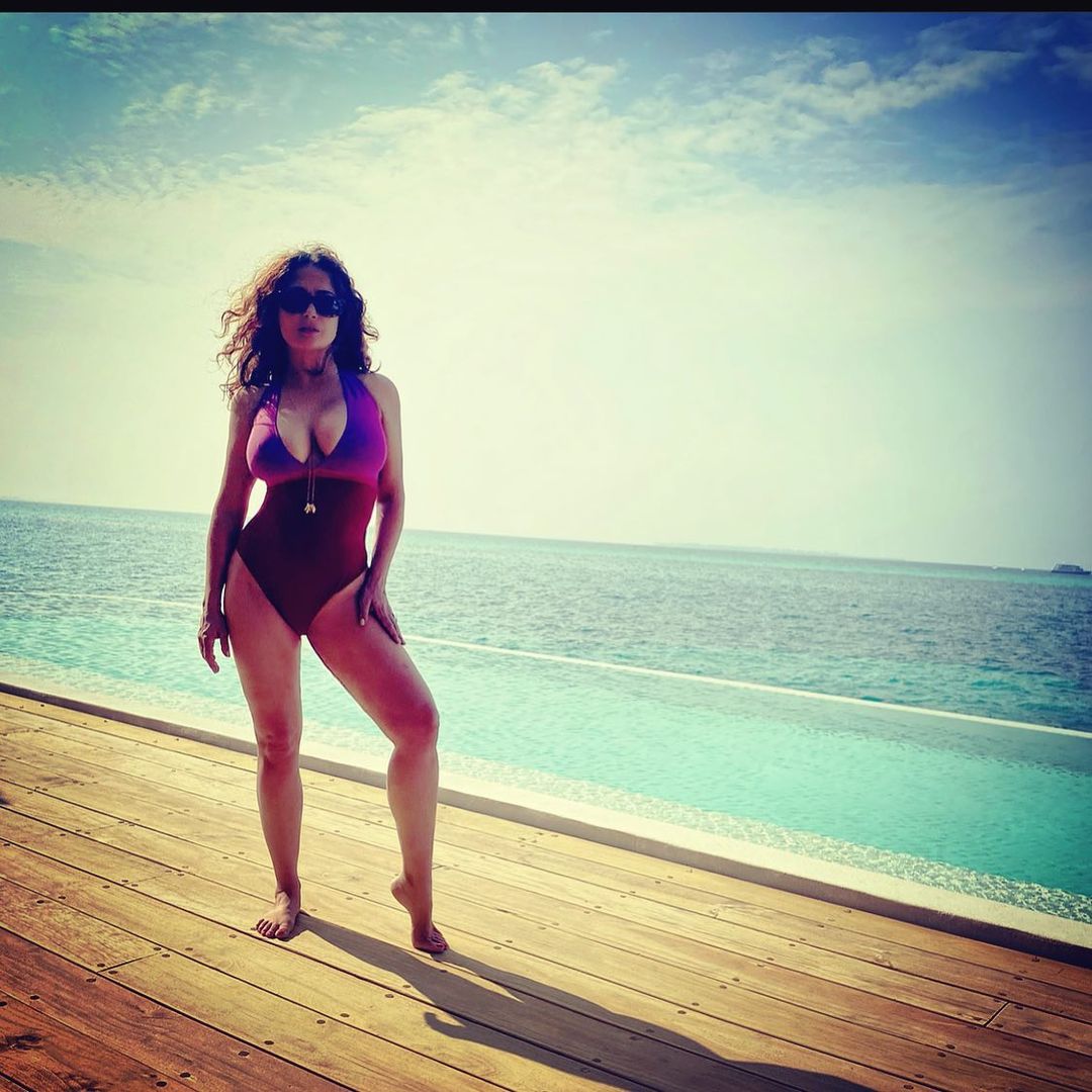 54-річна Сальма Хайєк похвалилася стрункою фігурою у відвертому купальнику