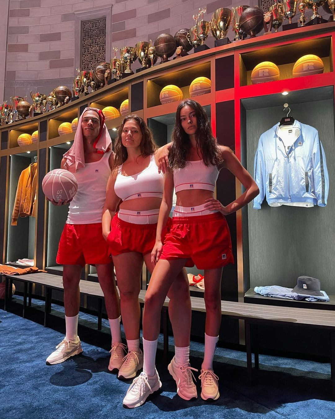 В міні-шортах і кроп-топі: пишнотіла Ешлі Грем демонструє підтягнуту фігуру