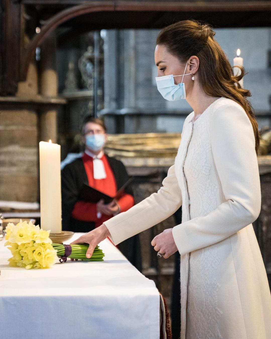 Словно невеста: Кейт Миддлтон в роскошном кружевном пальто посетила место своей свадьбы