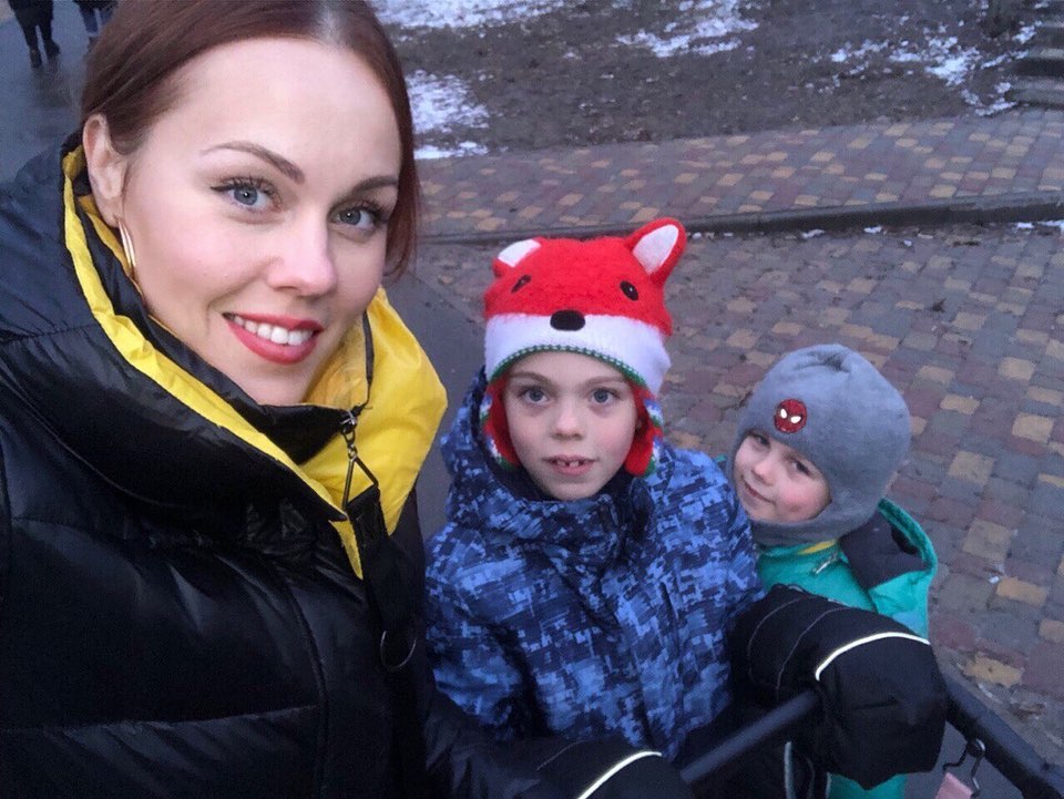 Такие милые! Alyosha очаровала сеть фото с прогулки с детьми