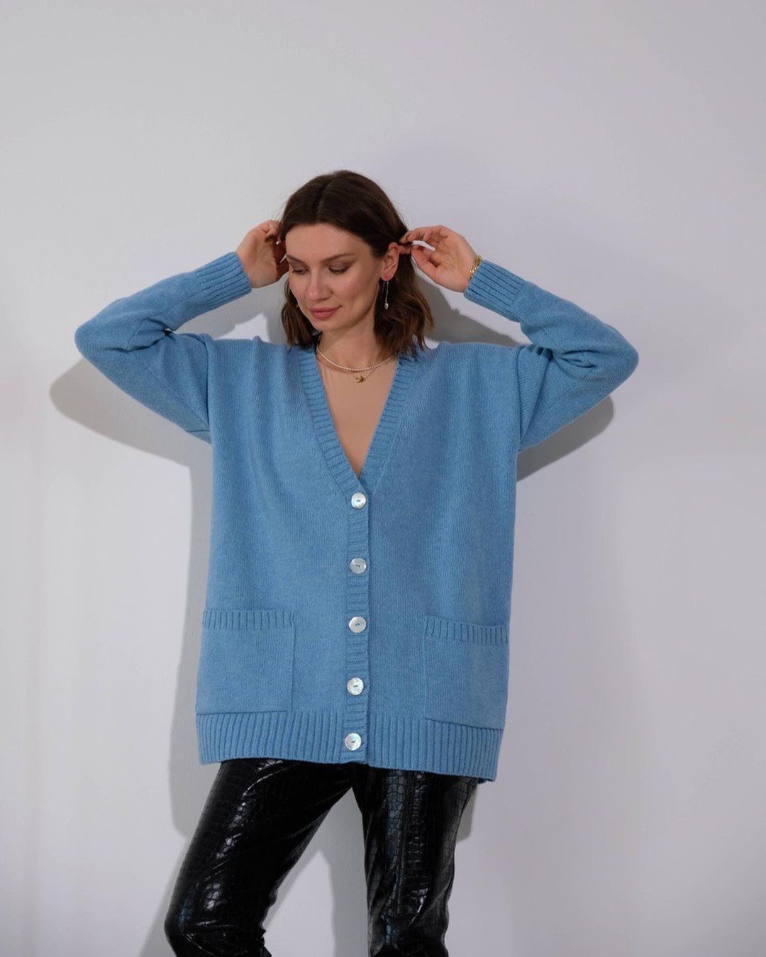 Модные тенденции: 4 варианта, с чем носить кардиган