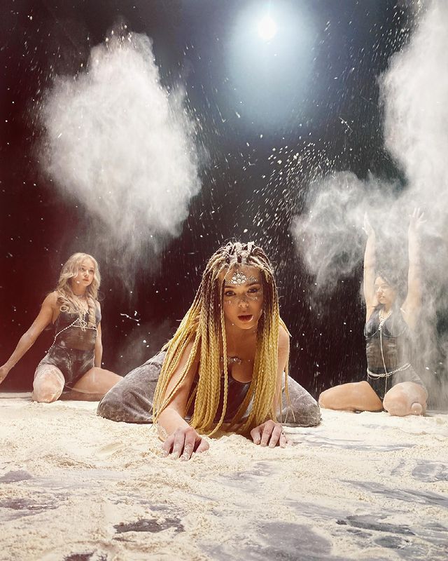 Королева вікінгів: томна Гросу в прозорому корсеті засвітила пишний бюст