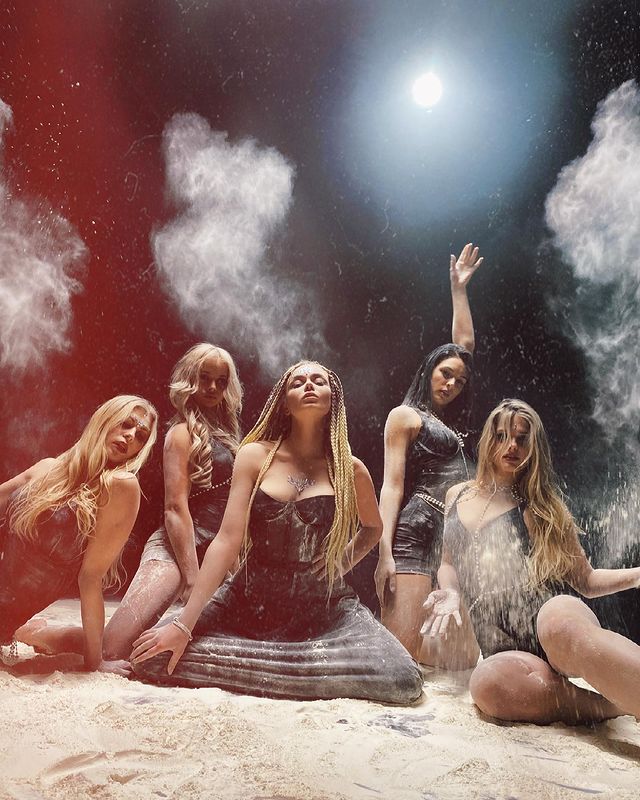 Королева вікінгів: томна Гросу в прозорому корсеті засвітила пишний бюст