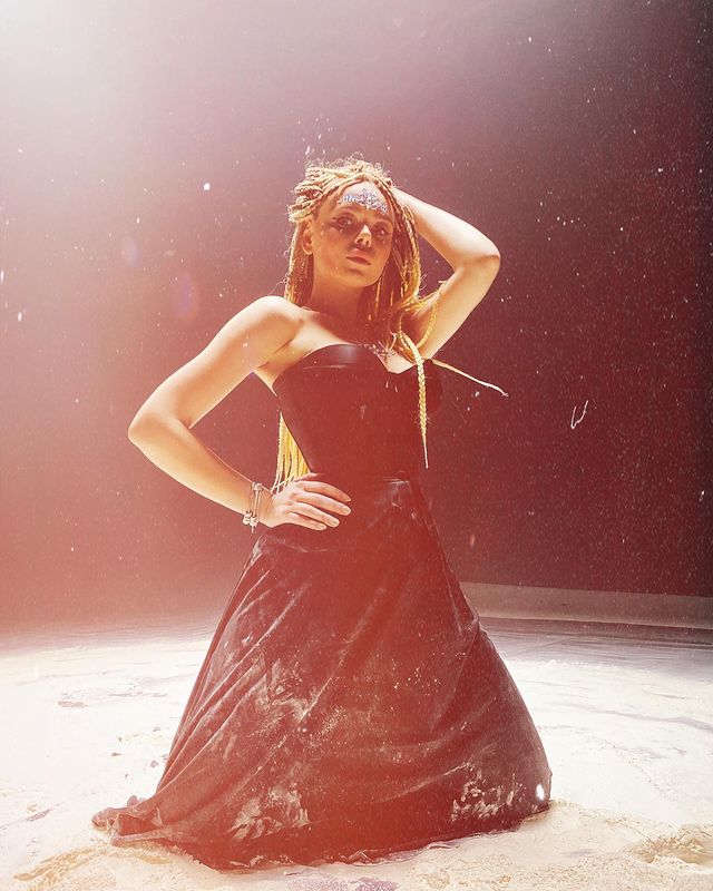 Королева вікінгів: томна Гросу в прозорому корсеті засвітила пишний бюст