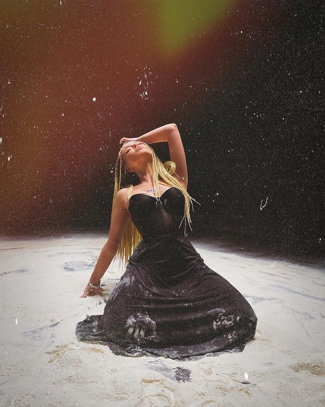 Королева вікінгів: томна Гросу в прозорому корсеті засвітила пишний бюст