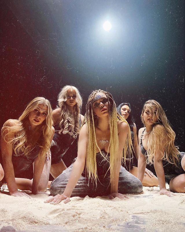 Королева вікінгів: томна Гросу в прозорому корсеті засвітила пишний бюст