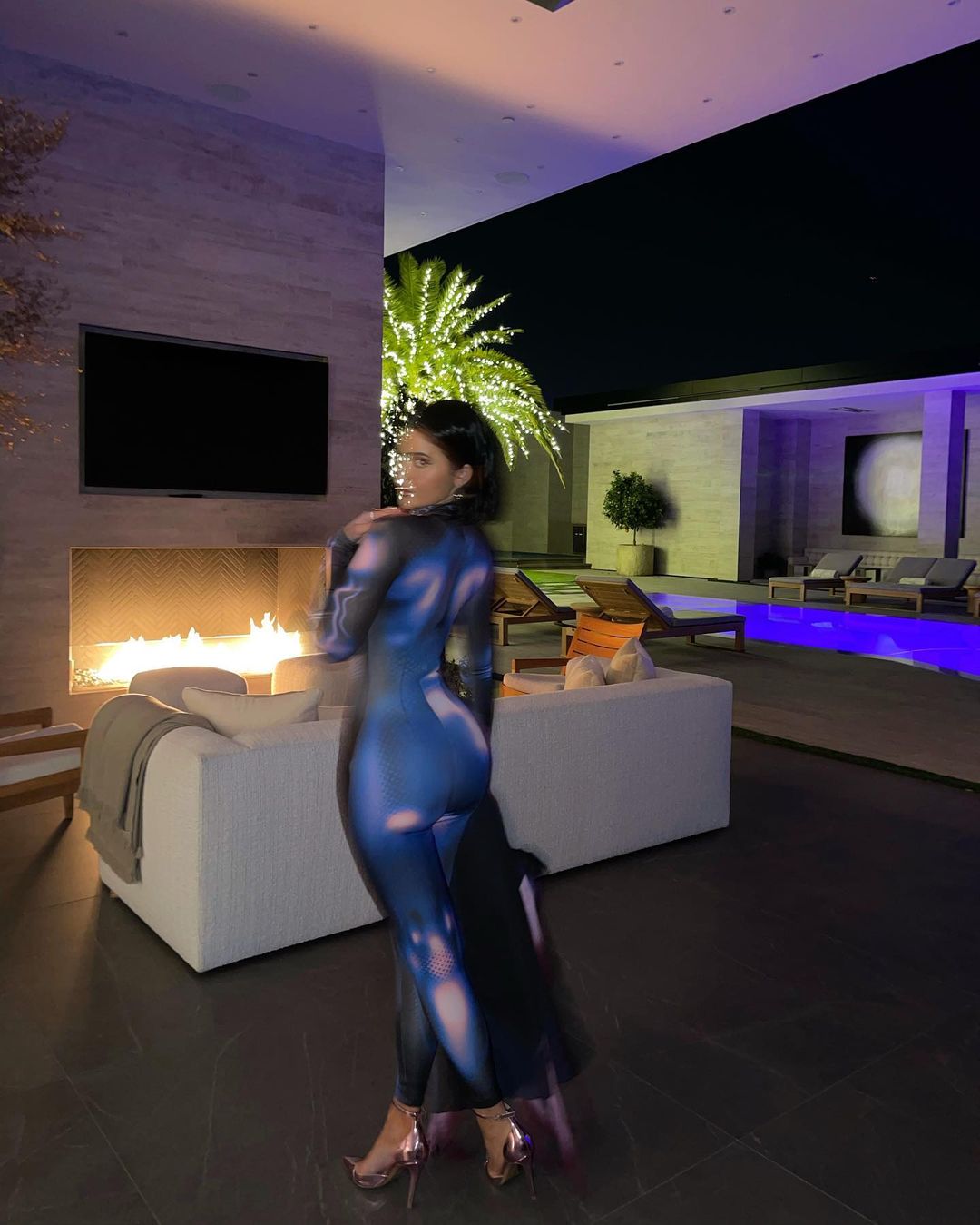 Просто космос: Кайлі Дженнер в неоновому комбінезоні захопила витонченою фігурою