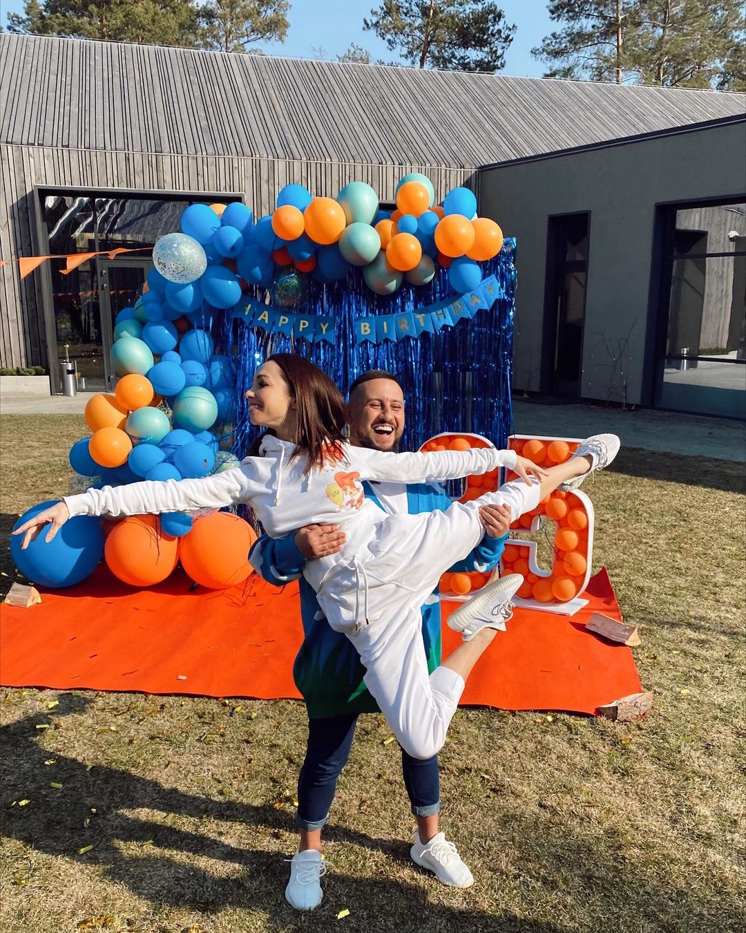 Осадча, Кухар, Яма, Саніна та інші повеселилися на дні народження MONATIK'а