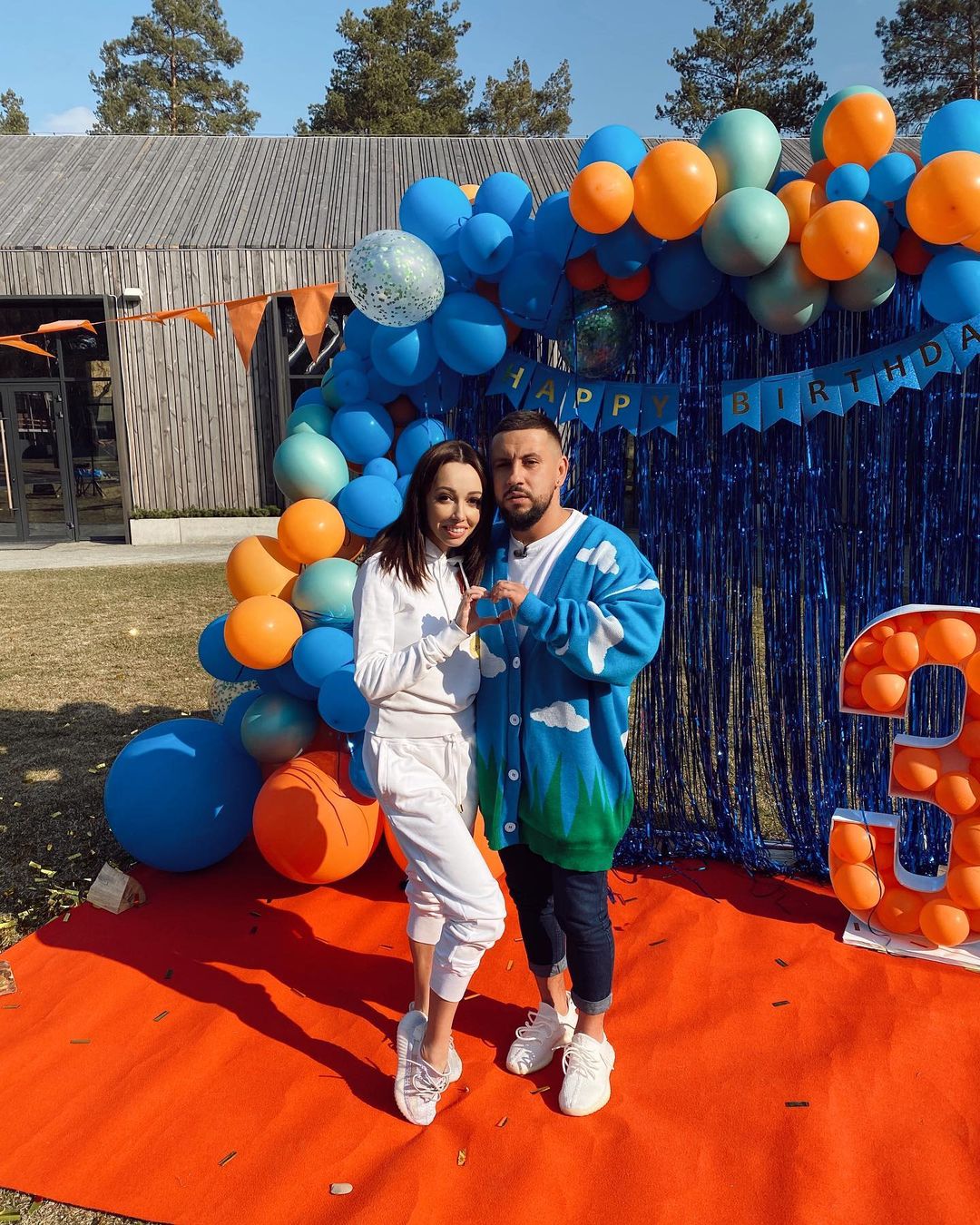 Осадча, Кухар, Яма, Саніна та інші повеселилися на дні народження MONATIK'а