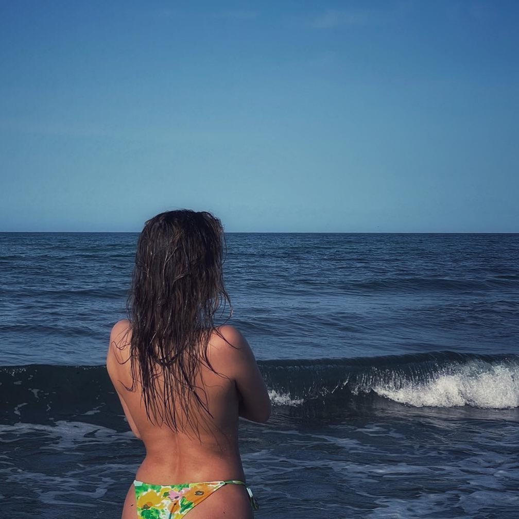 Топлес на пляже: Бывшая девушка Брэда Питта засыпала сеть горячими фото с отдыха