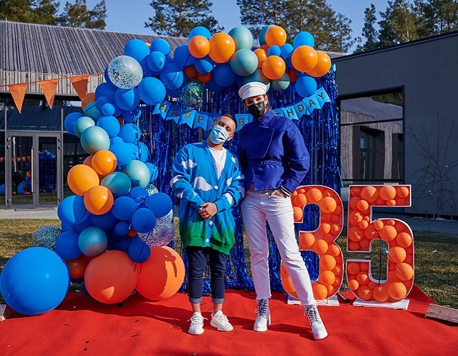 Осадча, Кухар, Яма, Саніна та інші повеселилися на дні народження MONATIK'а